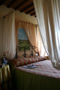 Camera Superior Beauty Farm Trasimeno camera matrimoniale con letto a baldacchino